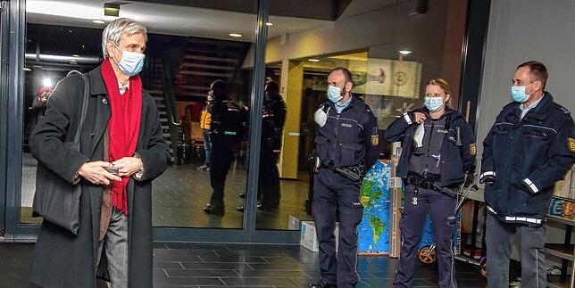 Seine Veranstaltungen erfordern Polizeischutz: Wolfgang Gedeon beim Betreten der Talwiesenhalle.