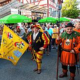 Tradition ist, dass die Historische Stadtwache Konstanz mitsamt Fahnenschwinger auch das Wollmatinger Dorffest eröffnen.