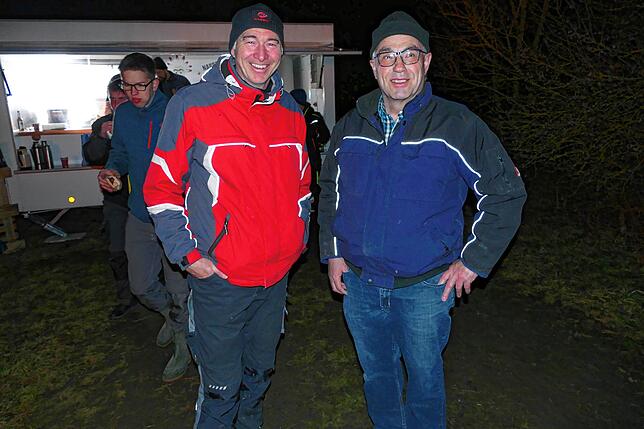 Bernd Laufer (links) und Bernhard Eckert staunen über die Höhe, mit der das Funkenfeuer meterhoch kerzengerade in die Luft ragt.