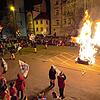 Dicht gesäumt ist der Stephansplatz, als die Vereinigung Konstanzer Narrengesellschaften die Fasnacht 2024 symbolisch verbrennt.