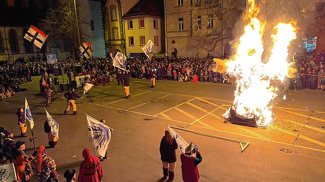 Dicht gesäumt ist der Stephansplatz, als die Vereinigung Konstanzer Narrengesellschaften die Fasnacht 2024 symbolisch verbrennt.