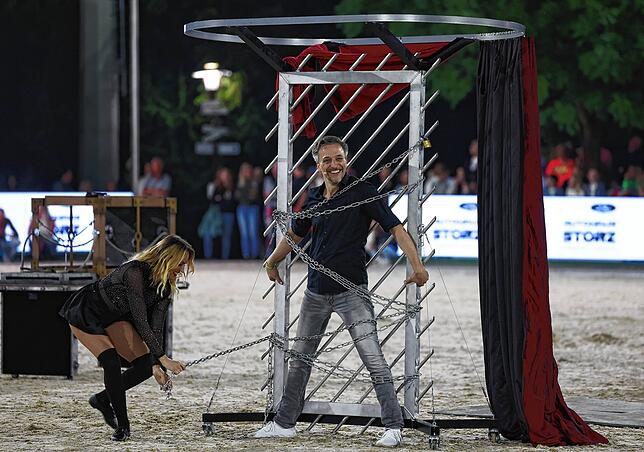 Bild 3: Tausende beim Showabend zur Eröffnung des Fest der Pferde 2024