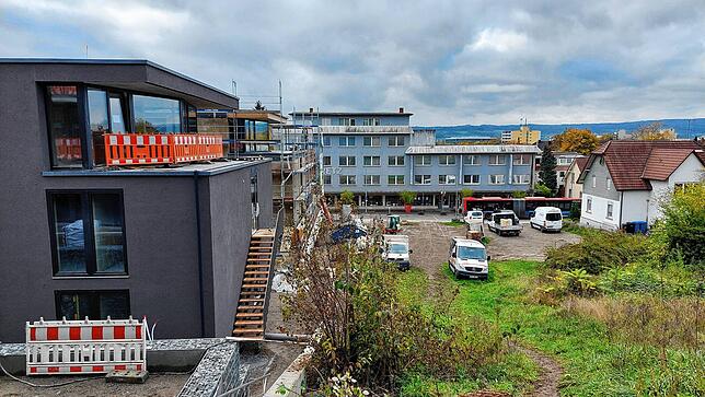 Blick vom obersten Haus auf die Fürstenbergstraße und das Einrichtungshaus Fretz. Hier werden vier Flurstücke bebaut.