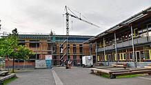 Der Rohbau des Erweiterungsbaus (links) ist abgeschlossen. Er schließt sich an den bestehenden Schulbau (rechts) an und macht ihn ...