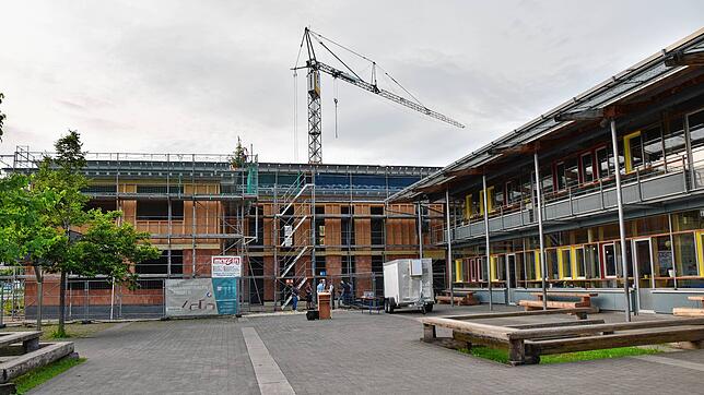 Der Rohbau des Erweiterungsbaus (links) ist abgeschlossen. Er schließt sich an den bestehenden Schulbau (rechts) an und macht ihn ...