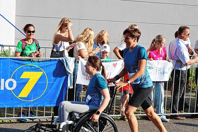 Bild 19: Mit Ausdauer und Kreativität- tausende Läufer messen sich beim ZF Firmenlauf