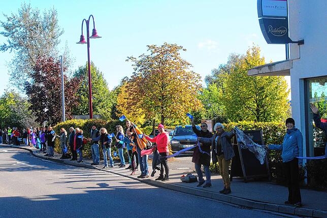 Bild 12: Bilder von der &bdquo;Querdenker&ldquo;-Menschenkette in Bodman-Ludwigshafen