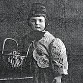 Rosemarie Banholzer als Kind in einer Schwarzwälder Tracht.