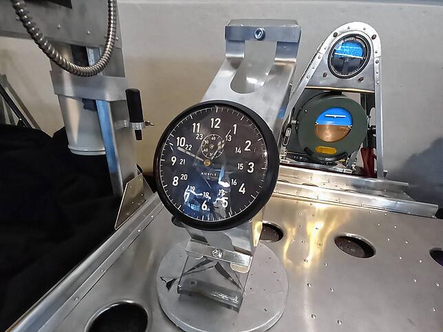 Wie echt: Teile der nachgebauten und auf Alu-Blech vormontierten Cockpit-Instrumente der Do X. Vorne eine Uhr, hinten Instrumente, die ...