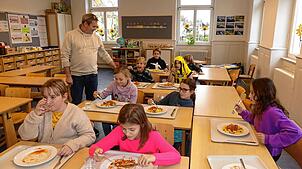 Während Schüler im Flur für ihr Essen anstehen, betreut Stefan Strauss die Kinder, die sich aufgrund der beengten Verhältnisse bereits ...