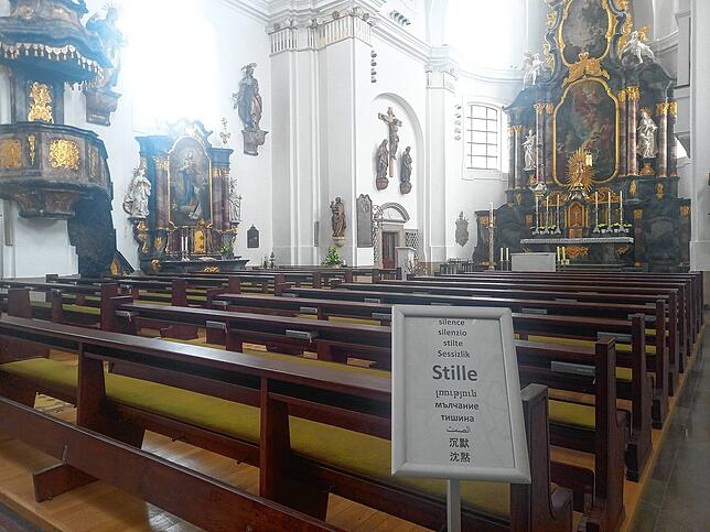 In der Donaueschinger Pfarrkirche St. Johann gibt es am Dienstag, 22. April, keine Hinweise an den am Vortag verstorbenen Papst Franziskus.