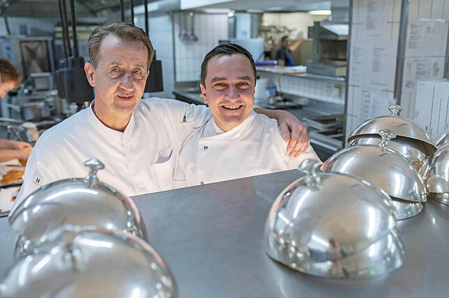 In der Not kochen sie auch in einer Küche: Jürgen Reidt (links), Küchendirektor des Hotel Traube Tonbach, zusammen mit Torsten Michel, ...