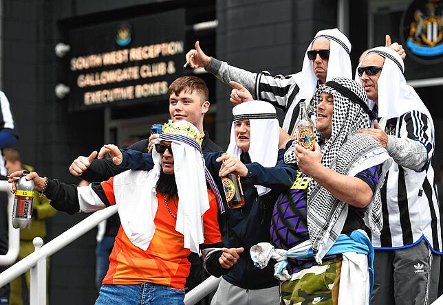 Newcastles Fans verkleiden sich seit der Übernahme ihres Clubs gerne als Scheichs. Das erste Heimspiel ging am Wochenende dennoch verloren.