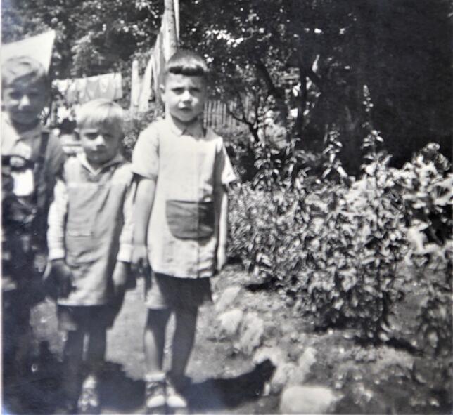 Alois Stemmer (links) als Kind während der Kriegszeit mit Spielkameraden im Garten seiner Großmutter in der Gartenstraße