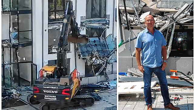 Der Rechtsanwalt Ingo Fangerow kurz nach der Baggerattacke im Juli 2021 vor seinem zerstörten Eigentum. Sein Auftragnehmer für den ...