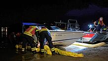 Feuerwehrleute untersuchen das havarierte Boot. Eine 33-jährige Frau aus Deutschland war bei einem Bootsunfall auf dem Rhein ums Leben ...