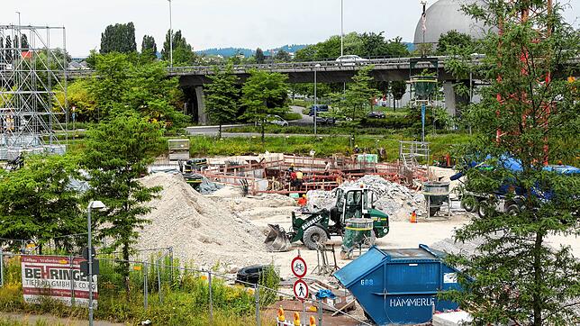 Auf der Baustelle für das Asisi-Panorama wird auch am Mittwoch, 10. Juli, kräftig gewerkelt. Bald soll das Gebäude auch in die Höhe wachsen.