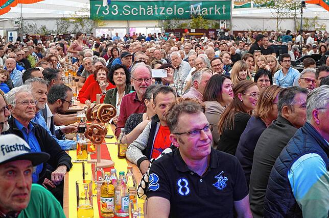 Proppenvolles Festzelt bei der Mittelstandskundgebung 2023. Auch in diesem Jahr hat mit Sachsens Ministerpräsident Michael Kretschmer ...