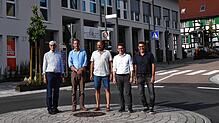 Bei Norbert und Andreas Baur vom gleichnamigen Ingenieurbüro, Bauleiter Christian Schwab von der Firma Schleith sowie Bürgermeister ...