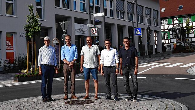 Bei Norbert und Andreas Baur vom gleichnamigen Ingenieurbüro, Bauleiter Christian Schwab von der Firma Schleith sowie Bürgermeister ...