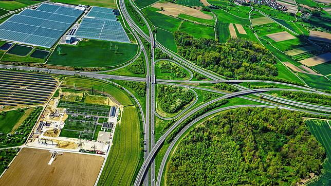 Kurz nach dem Kreuz Hegau konnten Streifenpolizisten den Autofahrer von der Straße lotsen und kontrollierten ihn anschließend auf einem ...