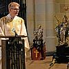 Corona macht alles neu, lehrt jedoch auch Demut: Pfarrer Bernd Walter bei der Schwedenprozession im Münster, die wie bei stärkerem Regen ...