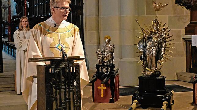 Corona macht alles neu, lehrt jedoch auch Demut: Pfarrer Bernd Walter bei der Schwedenprozession im Münster, die wie bei stärkerem Regen ...