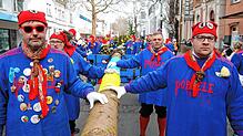 Bild : Und jetzt steht der Narrenbaum: Die Bilder vom Nachmittag des Schmutzigen Dunschdig in Singen