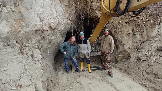 Die Höhlenforscher Rudi Martin, Lothar Dietrich und Jörn Brumme stehen hier vor dem wiederentdeckten und geöffneten Höhleneingang. ...
