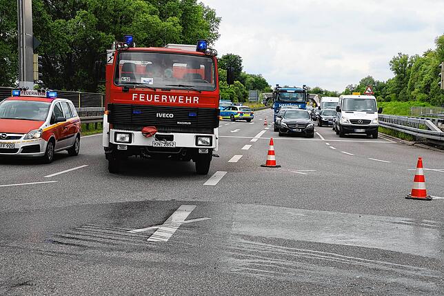 Bild 3: Bei einem schweren Autounfall auf der B33 nahe dem Flugplatz werden zwei Personen verletzt, es kommt zu langen Staus