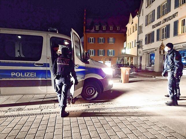 Polizeipräsenz an der Hofstatt: Die Überlinger Beamten haben am Samstagabend Unterstützung von Polizisten aus Göppingen bekommen.
