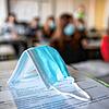 Corona-Masken waren in Schulen während der Pandemie lange Zeit Pflicht.