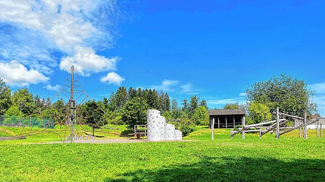 Der Kinderspielplatz im Natursportpark Königsfeld hat einiges zu bieten.