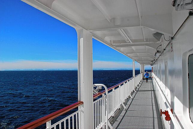 Der Weg ist das Ziel: Anfahrt auf der MS Finnmarken, vom Festland ab Hafen Bodø nach Stamsund.