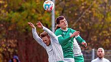 Die DJK Villingen (Simon Förnbacher, links) setzte sich in einem torreichen Duell mit 4:3 gegen den FC Bräunlingen (Fabian Wehinger) durch.