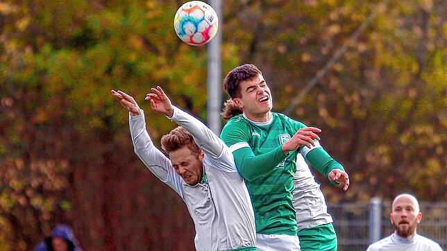 Die DJK Villingen (Simon Förnbacher, links) setzte sich in einem torreichen Duell mit 4:3 gegen den FC Bräunlingen (Fabian Wehinger) durch.