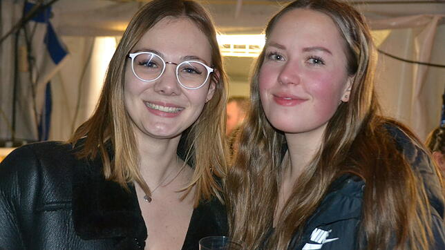 Alicia Moser (links) und Rosalie Stanulla aus Hohenfels feierten nach dem Klangfeuerwerk im Partyzelt der Wolkenschieber Heiligenberg ...