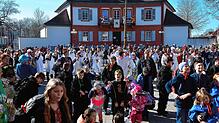 Die Entmachtung des Bürgermeisters und die Übernahme des Rathausschlüssels ist für Narren, Zuschauer und Kinder ein Riesenspektakel