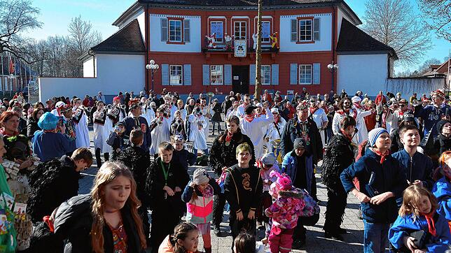 Die Entmachtung des Bürgermeisters und die Übernahme des Rathausschlüssels ist für Narren, Zuschauer und Kinder ein Riesenspektakel