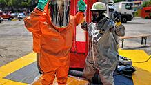 Bei der Schauübung mussten Feuerwehrleute in luft- und spritzdichte Chemikalien-Schutzanzüge schlüpfen und im Anschluss in einem Zelt ...
