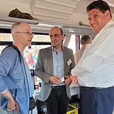 Während der Sonderfahrt: Der grüne Bundestagsabgeordnete Matthias Gastel (links) und der grüne Landtagsabgeordnete Michael Joukov ...