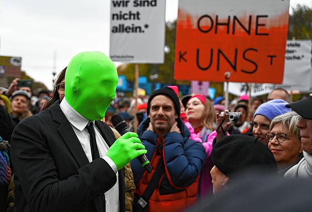 Demonstration mit dem Schauspieler Lars Eidinger gegen Kulturkürzungen in Berlin: Künstler sollten sich vor wackligen Legenden hüten.
