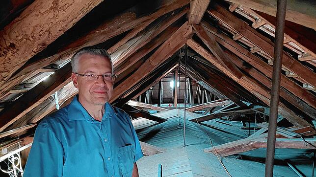 Pfarrer Ulf Weber zeigt den Dachstuhl der Melanchthon-Kirche. Im Vordergrund sind die intakten Balken aus dem ausgehenden 19. ...