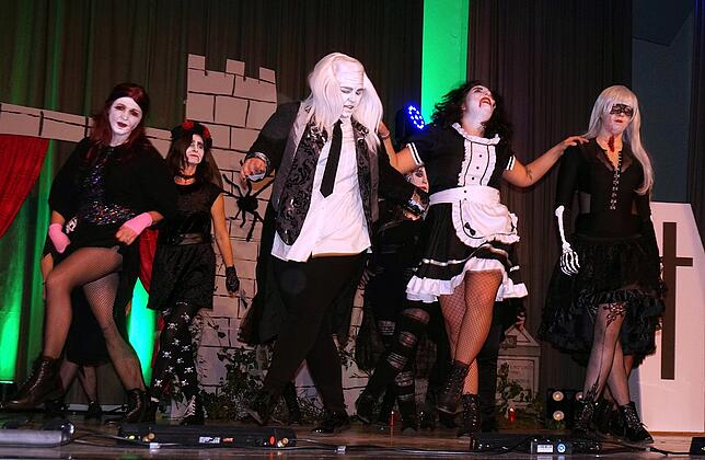 Gut getanzt: Dunkle und unheimliche Gestalten (Katzenröllis) tummeln sich bei der „Rocky Horror Picture Show“ auf der Bühne. ...