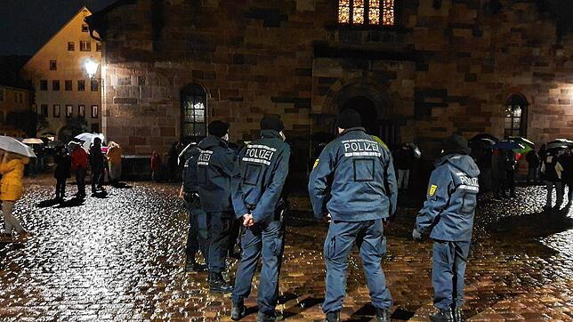 Zuletzt vergangene Woche marschieren Kritiker der Corona-Maßnahmen unter den Augen der Polizei durch die Innenstadt von Villingen, um ...