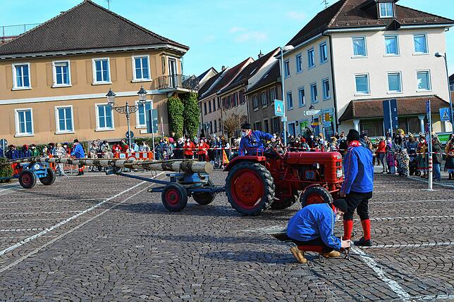 Bild 2: Bilder vom Narrenbaumstellen und Preisschnellen in Markdorf