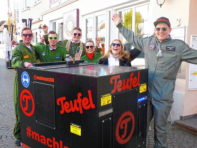 Mit ihrer riesigen &bdquo;Rolling Musicbox&ldquo; unterwegs in der Stadt: Der Jungnarrenrat der Historischen Narrenzunft ließ es ...