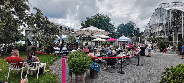 Die Überlinger Bigband „Eigentlich e‘ Frauebänd“ spielt hier im LGS-Sommer auf der kleinen Bühne in den Villengärten. ...