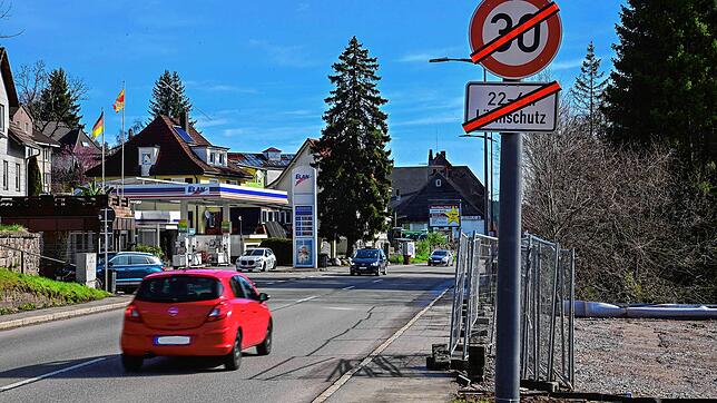 Noch sind die Verkehrsschilder, die auf das nächtliche Tempolimit von 30 Stundenkilometer auf der Bundesstraße in der Ortsdurchfahrt von ...