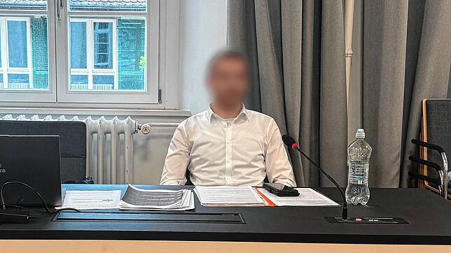 Ein 26-Jähriger sitzt vor dem Landgericht Ravensburg auf der Anklagebank. Dem Mann wurde unter anderem Genitalverstümmlung vorgeworfen.